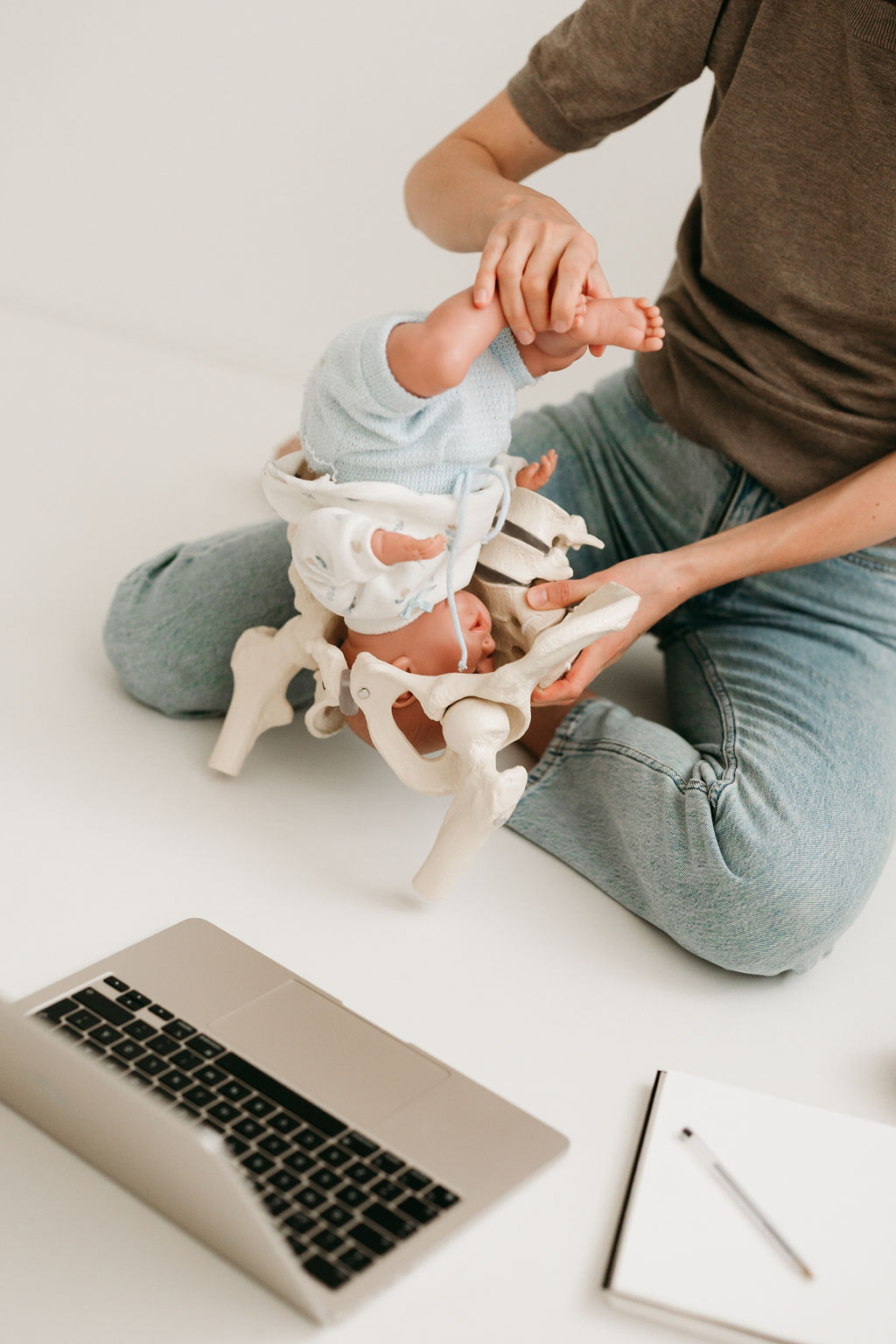 Doulan synnytysvalmennus - vauvan asento synnytyksessä Synnytysvalmennus Helsinki Vantaa - vauvan kulku lantion läpi synnytyksessä, kivunlievityskeinot
